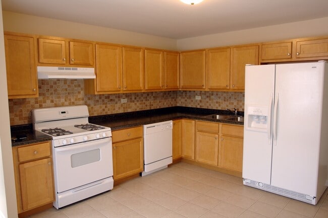 Building Photo - 1221 Meadowbrook Dr