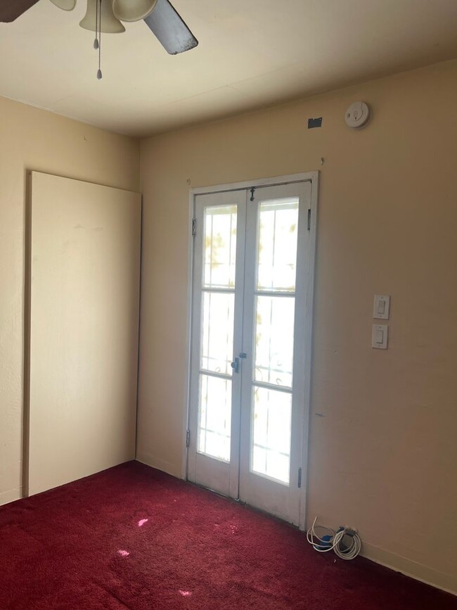Building Photo - 1 Bedroom, 1 Bathroom Back Unit