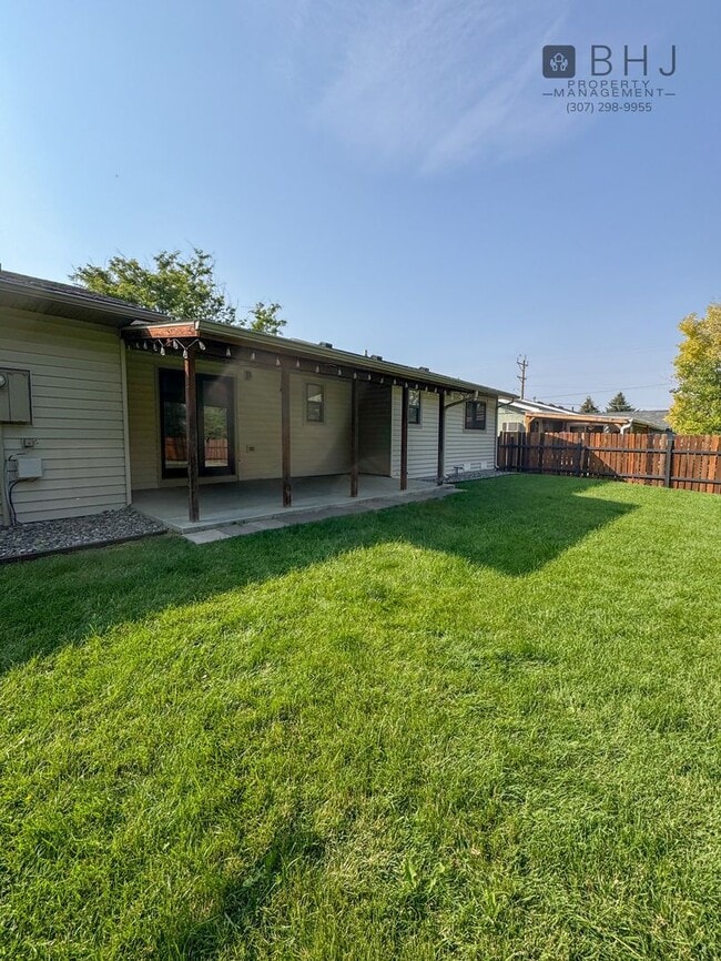 Building Photo - Dog Friendly 2 bed/ 1 bath HOUSE for Rent!