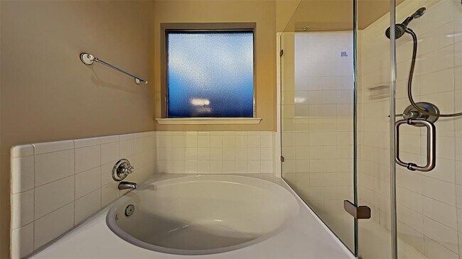 Building Photo - 2114 Winding Hollow Dr