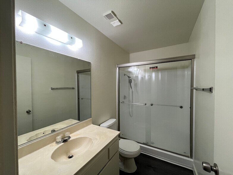 Full master bathroom attached to the master bedroom - 1103 W Francis St