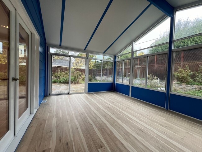 Building Photo - 3 Bedroom 2 Bath remodeled home is Capitola