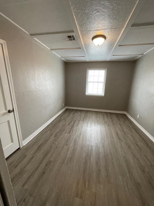 Building Photo - 2 BED 1 BATH DUPLEX FOR LEASE