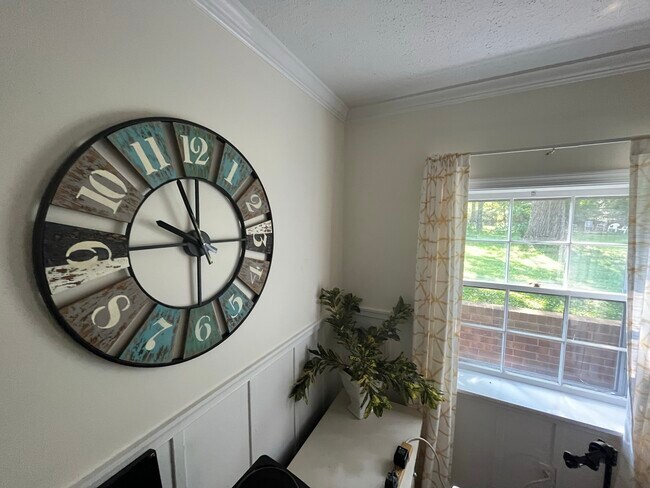 Private Living Room - 1016 Lakeview Dr