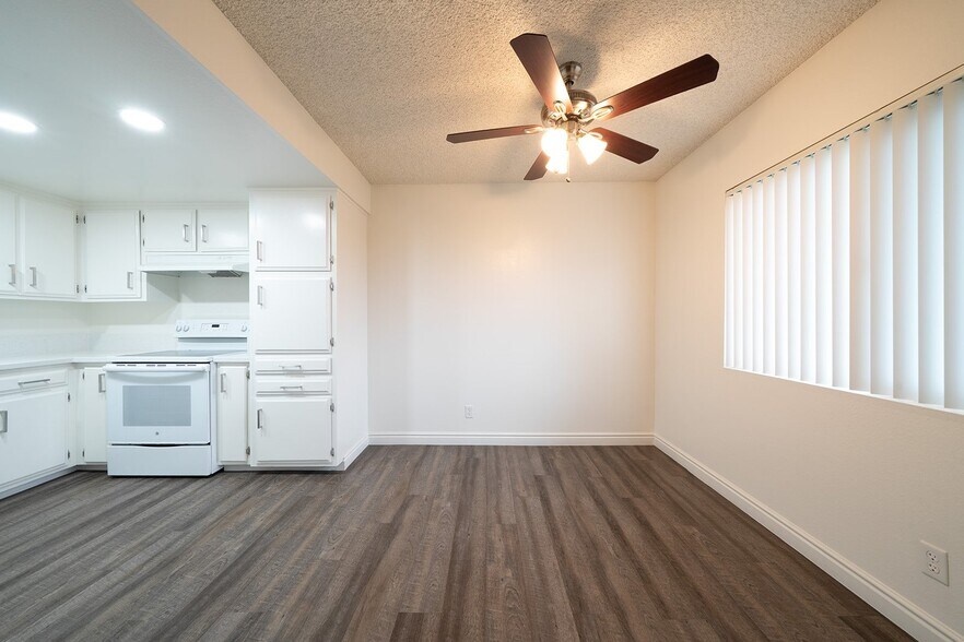 Building Photo - 1145 Meadow Lake Dr