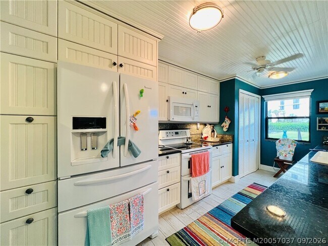 Building Photo - 10044 S Ocean Dr