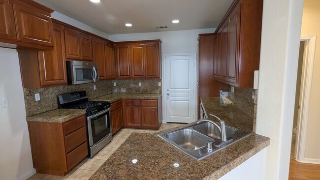 Building Photo - 3 BED 2.5 BATH IN PITTSBURG