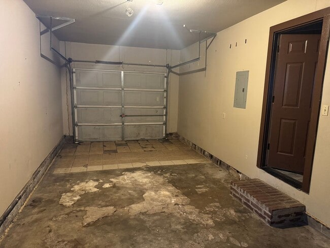 Building Photo - 2 Bedroom / 1 Bathroom Home with 1 Car Gar...