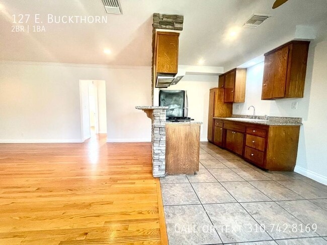 Building Photo - 127 E. Buckthorn-