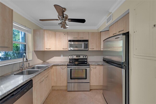 Building Photo - 307 SW 11th Ct