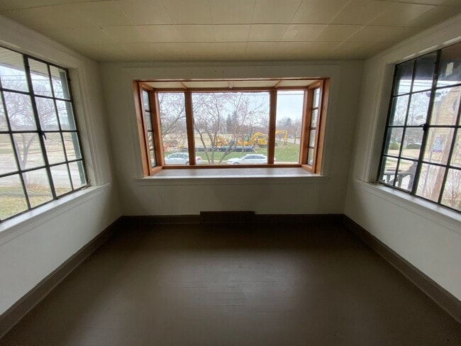 Building Photo - Room to Spread Out: 4BR/1.5BA Near Highways & Shopping