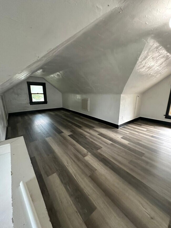 Building Photo - 4 bedroom 1.5 bath