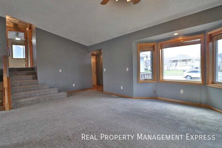 Building Photo - 3 Bed 2 Bath home with Double Garage