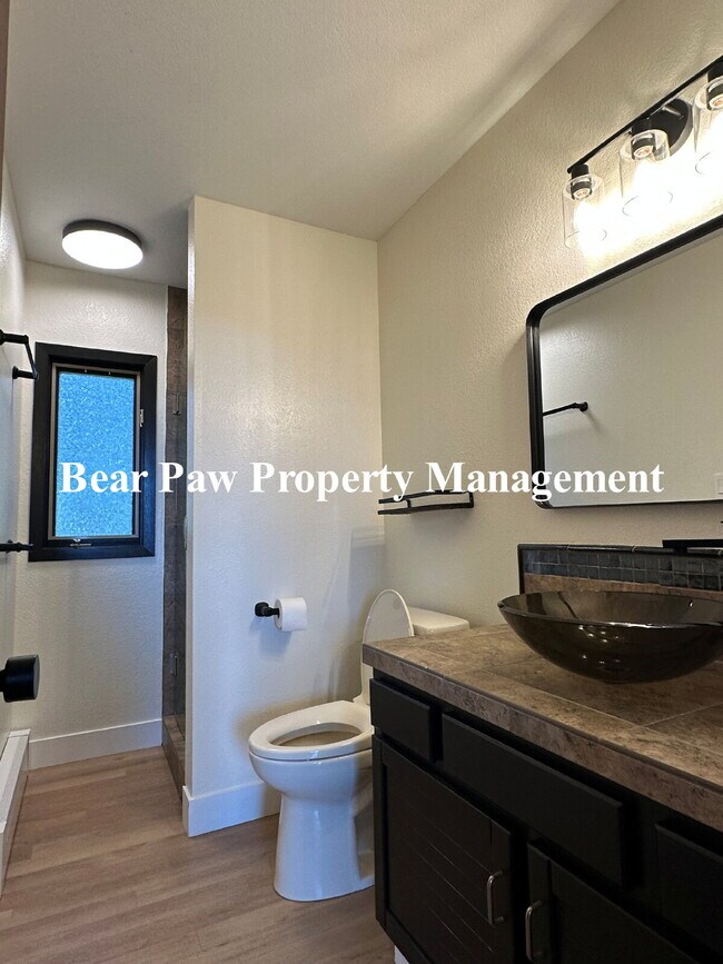 Building Photo - Spacious 4-Bed, 4.5-Bath Retreat in with B...