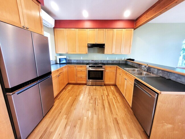 Building Photo - Beautiful South Hill Home with Bay Views 3...