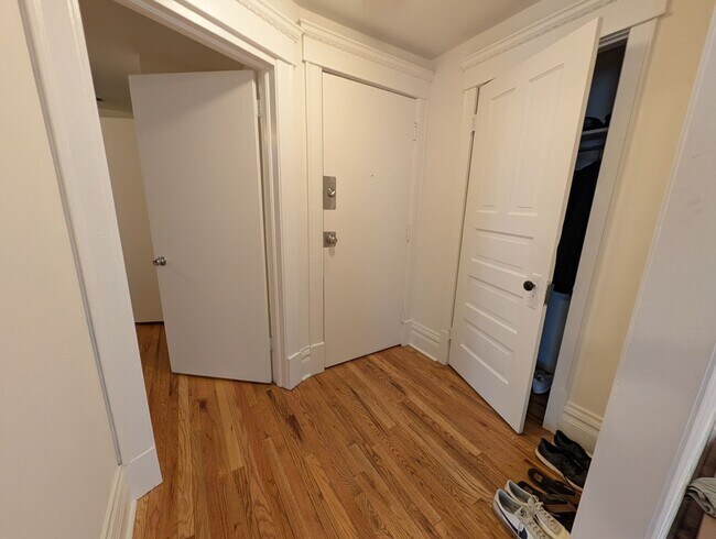 Building Photo - Wicker Park 2 BR, Prime Location, Fully Renovated