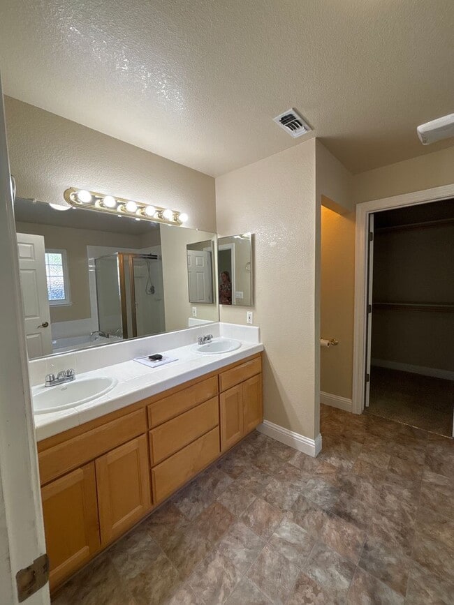 Building Photo - Central Roseville Single Story, 3 Bedroom, 2 Bath, 2 Car Garage Close to schools & Shopping