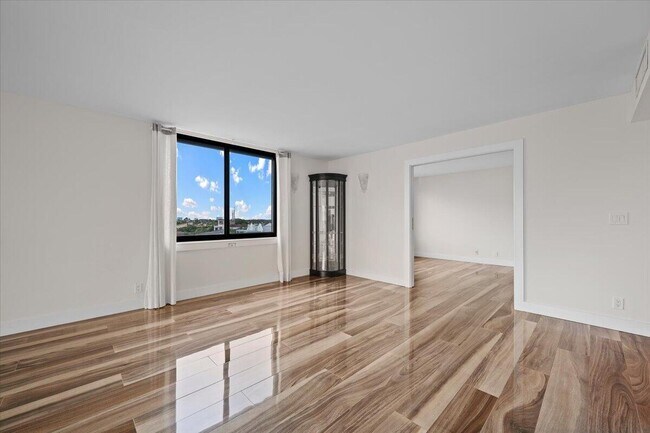 Building Photo - 911 Ocean Dr