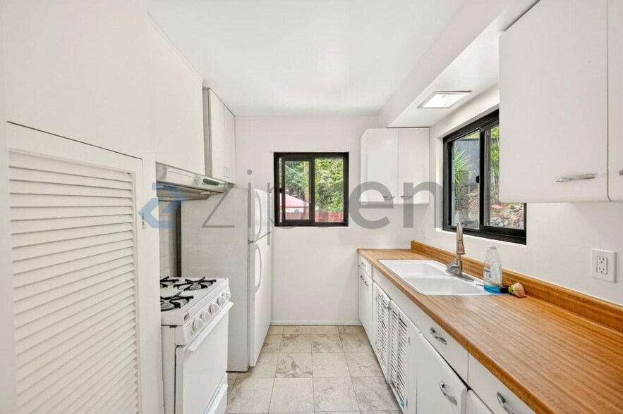 Building Photo - 670 Woodland Dr