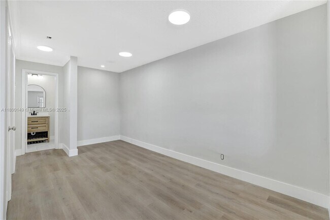 Building Photo - 5450 Hollywood Blvd