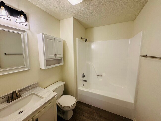 Building Photo - 395