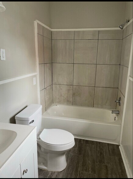 Building Photo - 954 Baltimore St