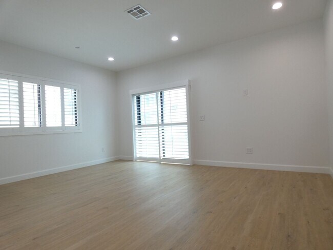 Building Photo - 5346 Lexington Ave