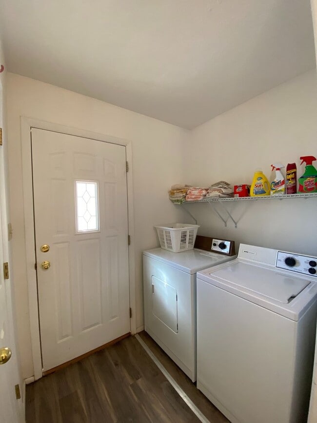 Building Photo - 55+ Park Town Home!