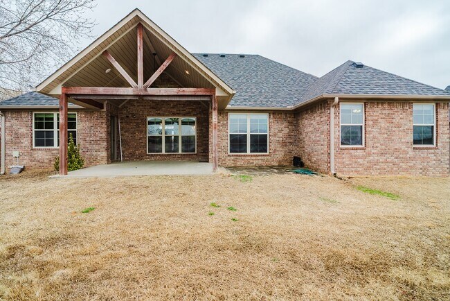 Building Photo - 602 SW Barn Valley Rd