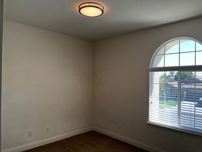 Building Photo - Executive 4 Bedroom, 2.5 Bathroom 2100 Sqf...