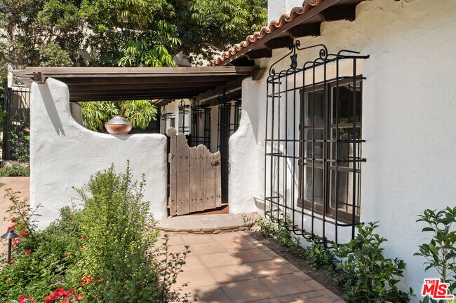 Building Photo - 1308 N Harper Ave