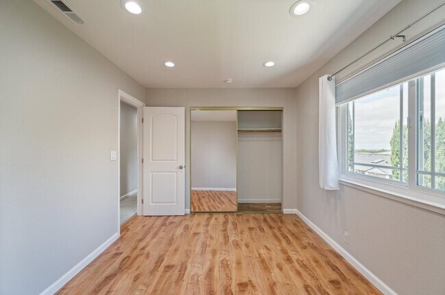 Building Photo - 3661 Slopeview Dr