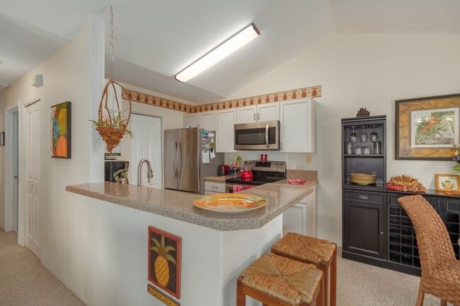 Building Photo - 2 bedroom 2 bath furnished upstairs condo ...