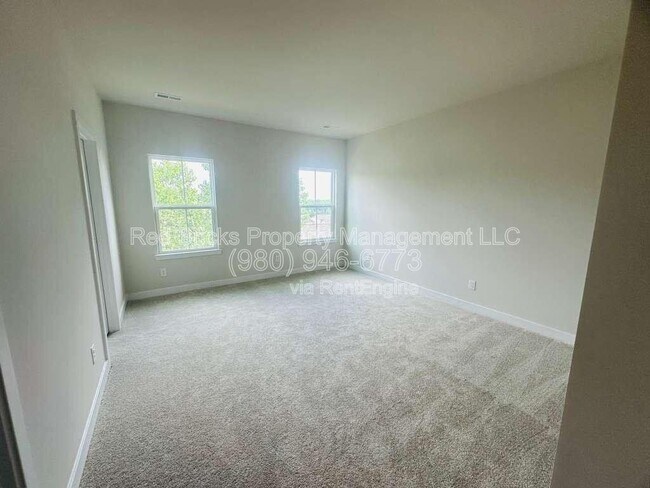 Building Photo - 9902 Oaklawn Blvd NW