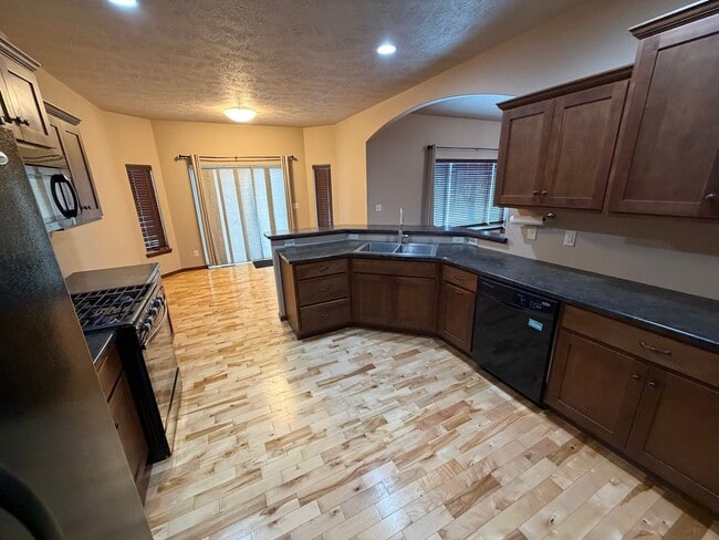 Building Photo - Large Ranch Style Twin Home For Rent