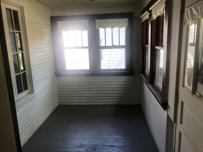 Building Photo - Charming 2BR,1 bath house with updated app...
