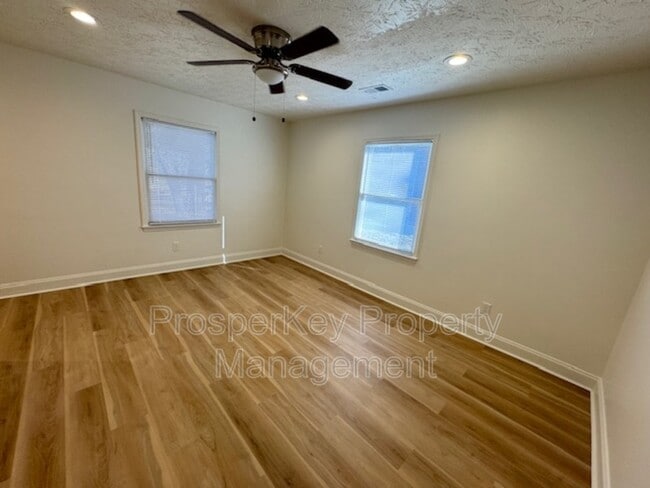 Building Photo - 205 25th St