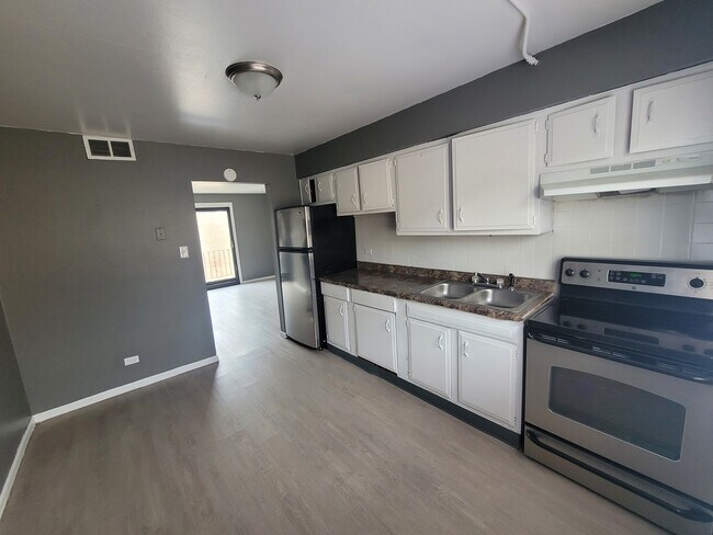 Building Photo - 14521 Richmond Ave