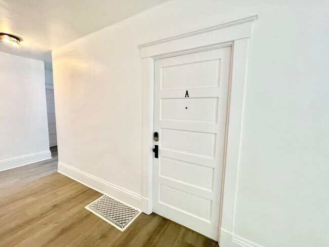 Building Photo - Beautiful Remodeled Studio on South Hill! ...