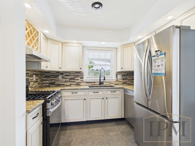Building Photo - Available Now- Charming 3 Bedroom, 1 Bath ...