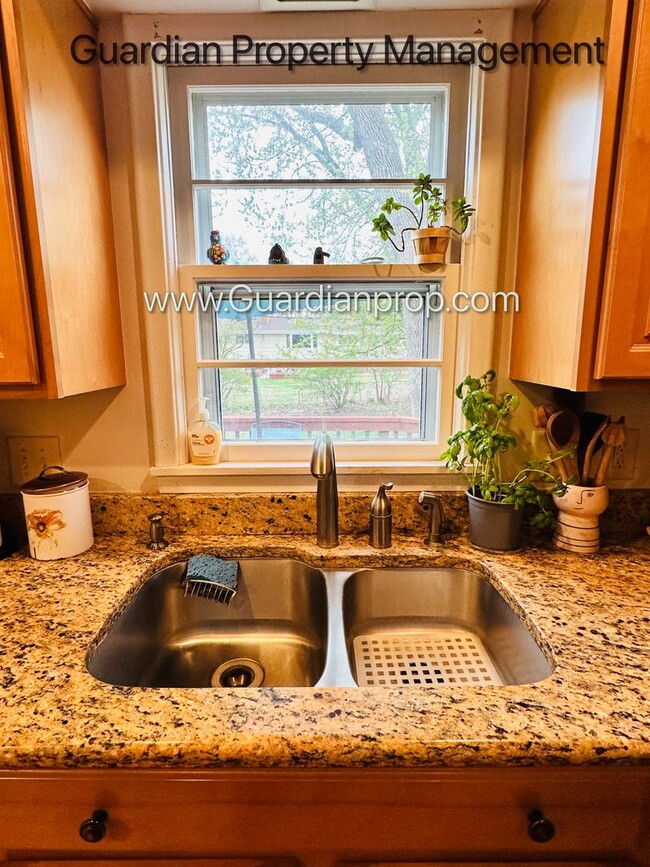 Building Photo - Edina Single Family Home, 2 Car Garage, Di...