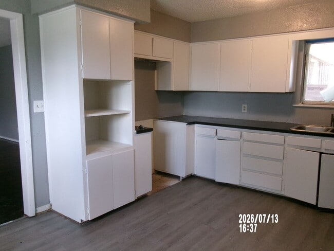 Building Photo - Spacious home with lots of personality located in Lawton Heights