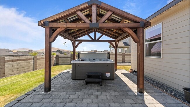 Building Photo - Move-In Ready West Richland Rental – 3-Car Garage, Fenced Yard, Hot Tub Included