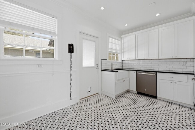 Building Photo - 1625 Seminole Rd