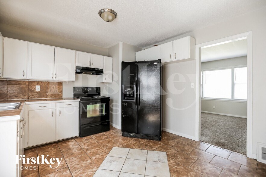 Building Photo - 8855 E 59th St