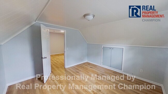 Building Photo - Charming Home Backing up to Arrowhead Park...