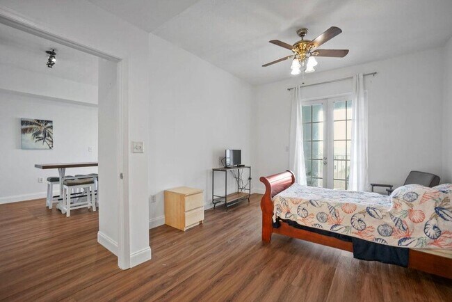 Building Photo - 1200 Town Center Dr