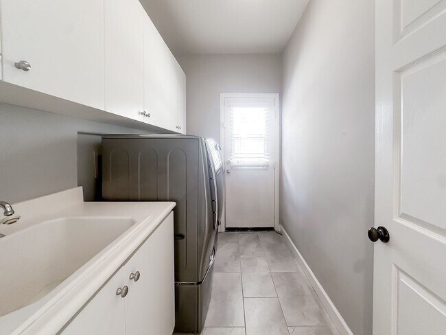 Building Photo - 32920 Northshire Cir