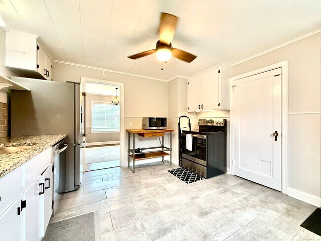 Building Photo - 467 Wilson St