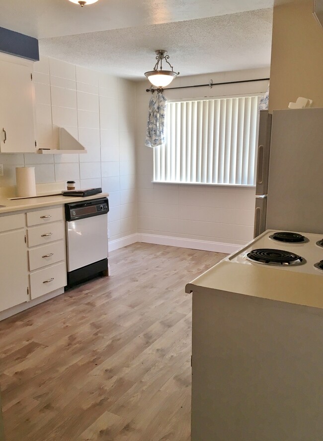 Building Photo - Cute updated 2 bed 1.5 bath Condo on S Cur...